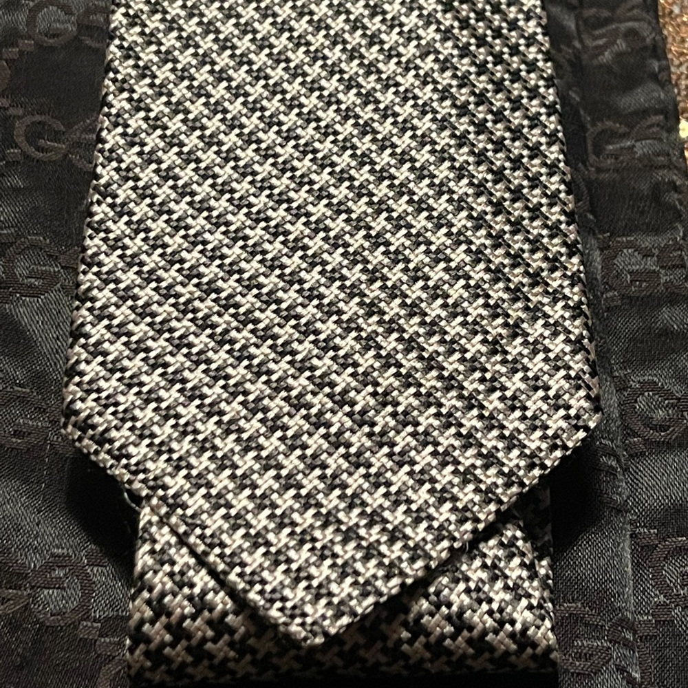 Gucci hard to find men’s herringbone tie.